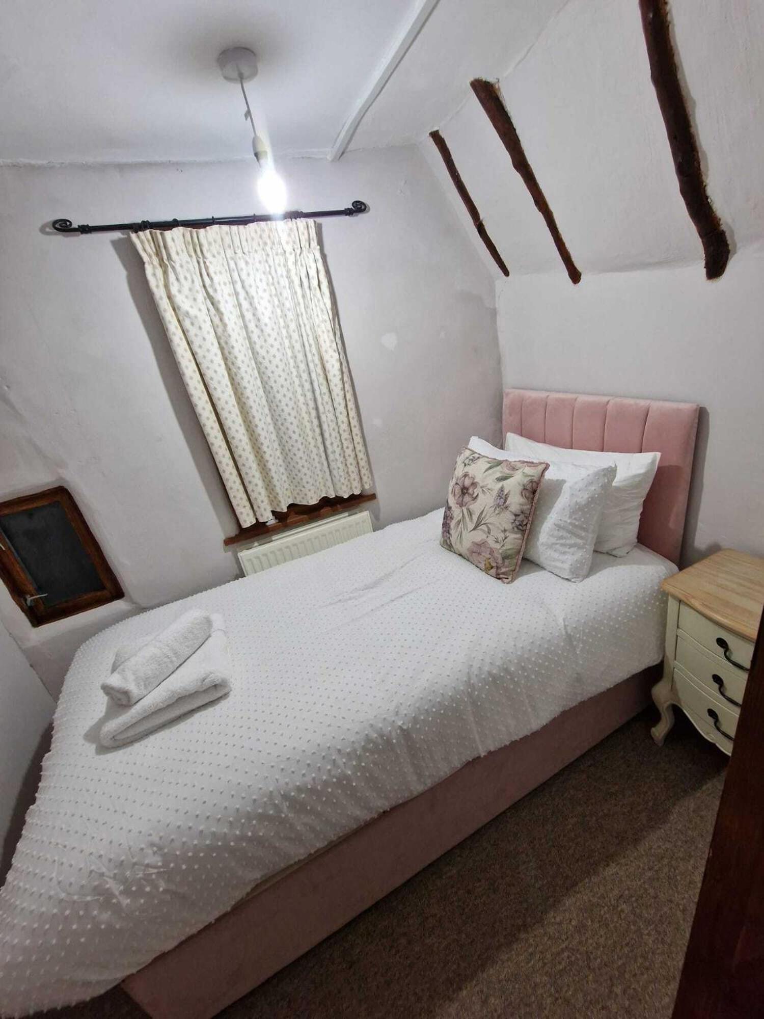 Two Bedroom Grade Ll Cottage At Az Luxury Stays Honey Horsefield With Wifi And Free Parking Hundon Экстерьер фото